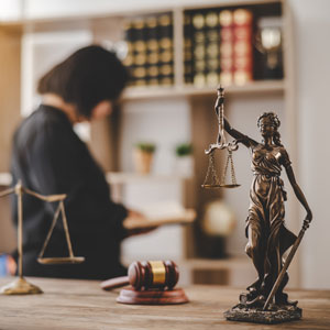 Justice statue and law books reflect whistleblower rights in Florida investigations